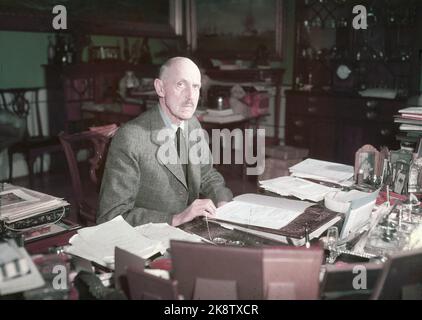 Oslo 19510526: König Haakon VII. Fotografierte am Schreibtisch in seinem Arbeitszimmer im Schloss. Foto: NTB / NTB Stockfoto