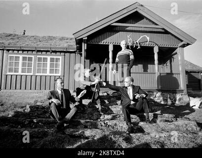 Hemsedal 19691011 die amerikanischen Astronauten Buzz Aldrin, Neil Armstrong und Michael Collins von 'Apollo 11', die Anfang des Jahres das Land auf dem Mond auf Europatournee ist. Nach dem Besuch in Oslo entspannten sie und Ehepartner sich bei der Jagd auf die Raufhühner in der Kabine von Verteidigungsminister Otto Grieg Tidemand. Hier der Verteidigungsminister (in Läuse) mit den Astronauten, von V: Michael Collins, Neil Armstrong und Edwin Aldrin. Foto: Aage Storløkken / Aktuell / NTB Stockfoto