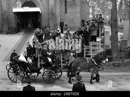 Asker 19530515. Große Volksfeier, als Prinzessin Ragnhild und Reeder Erling Lorentzen in der Asker Kirche heirateten. Das Bild: Das Brautpaar hat sich in den Freilandeiner gesetzt, mit Ottar MarkenG aus Furnes als tierbedeckte Kuh auf der Ziege. Der Triumper durch Asker beginnt. (Pressefotografen stehen direkt hinter den Landaueren.) Foto: Sverre A. Børretzen / Aktuell Stockfoto