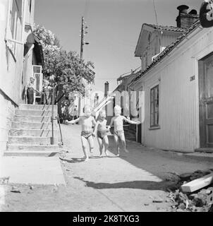 Kragerø 195406 - Sommerbilder aus Kragerø. Glückliche Kinder laufen die Straße hinunter. Hand in Hand. Foto: Current / NTB Stockfoto