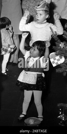 Oslo Januar 1970 die Weihnachtsbaumfeier für vietnamesische Adoptivkinder war sicherlich ein wichtiger Teil des Integrationsprozesses der norwegischen Gesellschaft. Ein Single -Beere Busch 'Norwegischen Jungen im Hintergrund. Foto: NTB / NTB Stockfoto