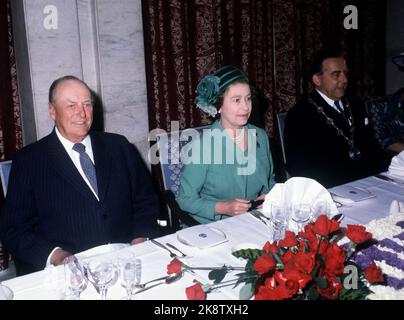 Oslo 19810506. Königin Elizabeth in Norwegen mit ihrem Mann Prinz Philip. Hier vom Mittagessen der Stadt Oslo im Rathaus. Z. B. König Olav, Königin Elizabeth und Oslos Bürgermeister Albert Nordengen lächeln. Foto: Erik Thorberg / NTB / NTB Stockfoto