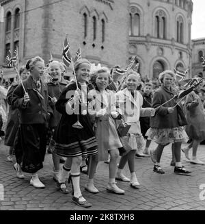 Oslo 19560517. Mai 17 in Oslo. Glückliche Kinder mit Fahnen passieren das Storting auf dem Weg zum Karl Johans Tor. Ein bisschen Warze scheint der Stimmung keinen Dämpfer zu geben. Foto: NTB / NTB Stockfoto