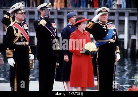 Oslo 19810505. Königin Elizabeth in Norwegen bei einem Staatsbesuch mit ihrem Mann Prinz Philip. Die Königin inspiziert den Ehrengarten mit König Olav nach der Ankunft in Honnørbrygga. König Olav und Kronprinz Harald machen Gehälter. Prinz Philip den ganzen Weg zur Königin in rotem Mantel, schwarzem und rotem Hut, schwarzer Tasche und Schuhen, Blumenstrauß. Foto: Erik Thorberg / NTB / NTB Stockfoto