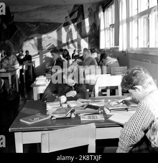 Oslo 19560317 Dozent an der Schule und mehr Freizeit. Jungen von der Lilleborg-Schule in Oslo machen Hausaufgaben im Klassenzimmer. Foto: Current / NTB Stockfoto