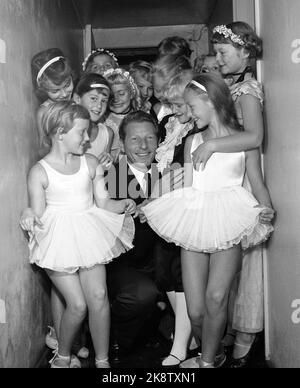 Oslo 1955: Entertainer und Filmschauspieler Danny Kaye reist als Botschafter des UN-Kinderhilfswerks UNICEF um die Welt. Er möchte gerne als ernsthafter und hart arbeitender Botschafter für die Benachteiligten auftreten, aber die Kieferfreude wurde nie verspielt, vor allem nicht, wenn er mit Kindern auftrat. Hier Kaye unter einer UN Matine im Saga-Kino, wo er sich mit den Ballettstudenten von der Ballettschule von Afhild Gremsgaard amüsiert. Foto: Gerald Pagano / Current / NTB Stockfoto