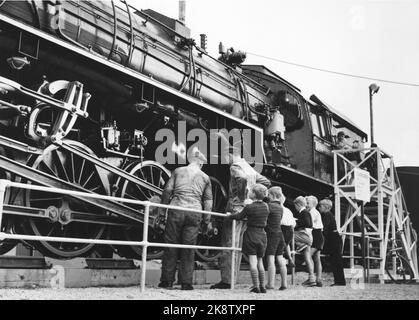 Oslo. 1954. Die Eisenbahn feiert 100 Jahre im Jahr 1954. Jubiläumsfeier in Oslo, einschließlich einer großen Ausstellung am Rathausplatz. Hier studieren Kinder eine Dampflok, mit Typ-Nr. 49. Foto: Aage Storløkken / Current Stockfoto