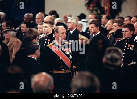 Oslo 19910130. Beerdigung von König Olav V. König Harald kommt bei der Beerdigungszeremonie seines Vaters König Olav in der Kathedrale von Oslo an. Foto: Lise Åserud NTB / NTB Stockfoto