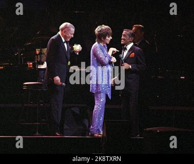 Oslo 19890413. Frank Sinatra (f.), Liza Minnelli und Sammy Davis jr. Auf der Bühne während des Konzerts in Ekeberghallen. Foto Knut Odrås / NTB / NTB Stockfoto