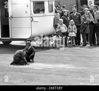 New Skan: Oslo Juni 1968 Fast hundert Zigeuner kamen im Frühjahr 1968 nach Oslo. Sie erhielten einen Platz auf dem Gasplot in Oslo East. Jeden Tag gibt es Menschen, die sie anschauen wollen. Zwei Kinder spielen vor einem Wohnwagen. Foto: Sverre A. Børretzen / Aktuell / NTB Stockfoto