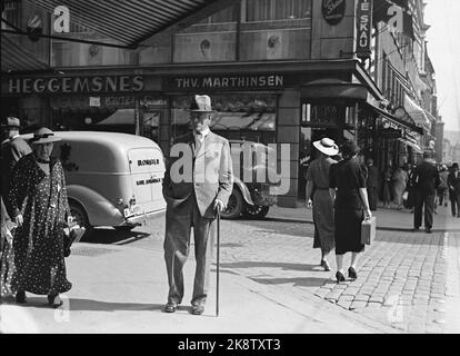 Oslo 19360812 Autor Knut Hamsun spaziert in Oslo. Hier hat Hamsun gerade das Kreuz Nedre Slottsgate auf dem Weg nach Egertorget mit anderen Fußgängern, die meisten Frauen, in schönen Sommerkleidern passiert. Hamsun mit Stock und Hut. Foto: NTB / NTB Stockfoto