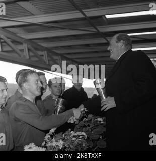 Oslo, 19561021. Das Pokalfinale, Ullevaal Stadium. Larvik Turn - Skeid 1-2. Hier erhalten die Skeid-Spieler die königliche Trophäe an Odel und Eie, nachdem sie zum dritten Mal in Folge die Pokalfuinale von Kronprinz Olav gewonnen haben. Foto: Jan Stage / NTB / NTB Stockfoto