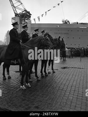 Oslo. Sonntag, 13. November 1949. Das Passagierschiff „Oslofjord“ kommt zum ersten Mal an. Zehntausende waren anwesend, um das Schiff zu begrüßen. Die Polizei auf Pferden begrüßt das Schiff und sorgt dafür, dass nur diejenigen mit Zugangsschildern den American Line Kai betreten. Foto; Aktuell / NTB Stockfoto