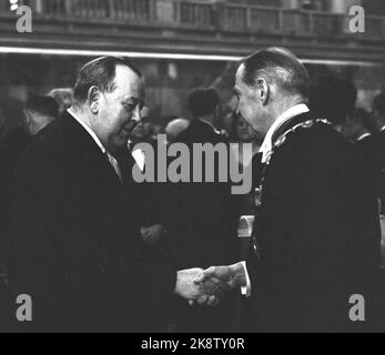 Oslo 19590216: Eröffnung der Norwegischen Oper. Gäste beim Bankett im Rathaus nach der Eröffnungsveranstaltung. Hier begrüßt der Bürgermeister und Gastgeber des Banketts Rolf Stranger (Th), der Bezirkshauptmann Trygve Lie. Foto: Børretzen / Aktuell / NTB Stockfoto