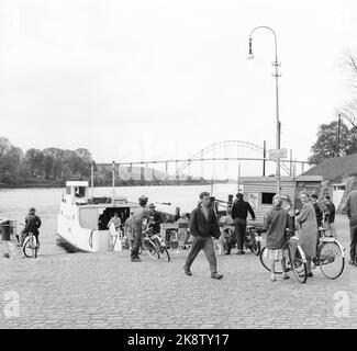 Fredrikstad 19590530 'Touristidylll aus dem Jahr 1567' die einzige erhaltene Festungsstadt der nordischen Region - erbaut im Regenschirm, heute eine große, friedliche Idylle - liegt in Fredrikstad. Männer und Frauen, einige mit dem Fahrrad, kommen von der kleinen Fähre, die zwischen der Altstadt und dem modernen Fredrikstad verkehrt. Foto; Aage Storløkken / Aktuell / NTB NB! Foto wurde nicht behandelt! Stockfoto