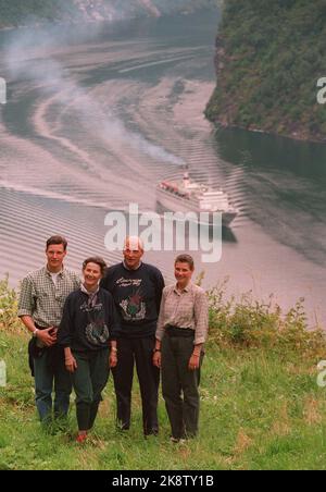 Skageflå 19930901: Das norwegische Königspaar - Königin Sonja und König Harald - die Silberhochzeit. Ausflug nach Westland. Die königliche Familie versammelte sich in Skageflå. Aus V: Kronprinz Haakon, Königin Sonja, König Harald V. und Prinzessin Märtha Louise. Geirangerfjord und das Kreuzschiff Maxim Gorkij im Hintergrund. Stock Foto: Bjørn Sigurdsøn / NTB Stockfoto