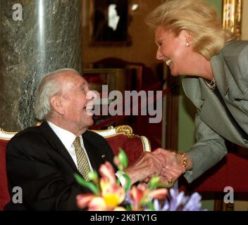 Oslo 19970425. Schauspieler pro Aabel wird 95. Hier wird Aabel an diesem Tag von der Schauspielerin Lise Fjeldstad gratuliert. Foto: Knut Falch / Scanfoto / NTB Stockfoto