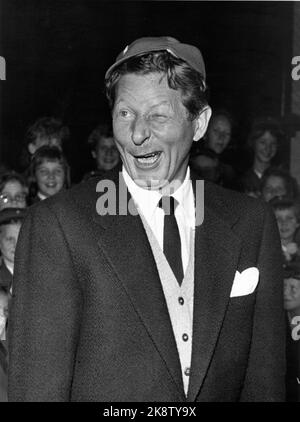 Oslo 1955: Entertainer und Filmschauspieler Danny Kaye reiste als Botschafter des UN-Kinderhilfswerks UNICEF um die Welt. Er möchte gerne als ernsthafter und hart arbeitender Botschafter für die Benachteiligten auftreten, aber die Kieferfreude wurde nie verspielt, vor allem nicht, wenn er mit Kindern auftrat. Hier Kaye unter einer UN Matine im Saga-Kino, wo er sich mit den Mitgliedern eines Liederchores amüsiert. Die Mimikry und die Grimassen dürfen sich nicht täuschen! Foto: Gerald Pagano / Current / NTB Stockfoto