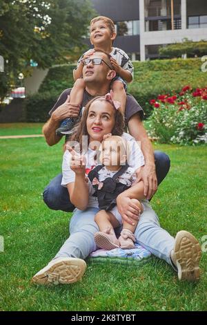 Aalborg, Dänemark, August 2022: Familie blickt auf das Flugzeug am Himmel Stockfoto