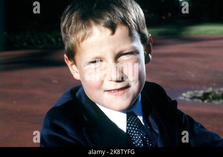 Asker 197909: Die Kronprinzenfamilie in Skaugum, September 1979. Das Kronprinzenpaar und die Kinder, die zu Hause in Skaugum fotografiert wurden. Das Bild: Prinz Haakon Magnus im Garten von Skaugum. Foto: Bjørn Sigurdsøn / NTB / NTB Stockfoto