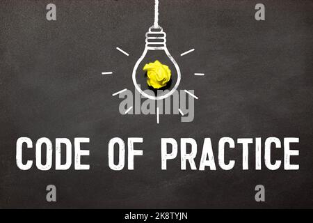 Code of Practice Text auf einem Notizbuch mit Bleistiften geschrieben. Stockfoto