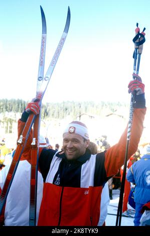 Seefeld, Österreich, 1985-01: Ski-Weltcup. Die Weltmeisterschaft 1985 war zumindest bis dahin die größte Erfolgsmeisterschaft für den norwegischen Skisport. Insgesamt nahmen die norwegischen Athleten 15 Medaillen ein, davon 5 Gold, 5 Silber und 5 Bronze. Das Bild: Ove Aunli freut sich nach 30km am 18. Januar 1985. Er nahm Silber. Foto: Inge Gjellesvik / NTB / NTB Stockfoto