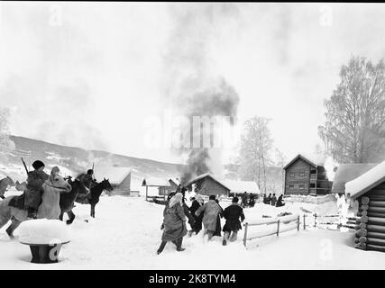 Fagernes 19680120 'Kontra-Revolution auf Fagernes.' Für den großen Halbdokumentarfilm über die Konterrevolution in Russland von 1920 bis 1921 besetzt die deutsche Fernsehgesellschaft zweite Deutsche Fernsehen wichtige Szenen in Fagernes. Auf dem Land des Valdres-Volksmuseums wird ein sibirisches Dorf errichtet, das in Brand gesetzt und die Bewohner verjagt wird. Foto; Aage Storløkken / Aktuell / NTB Stockfoto