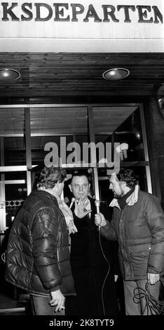 Oslo 1984-02-01: TREHOLT-SAKEN. Byråsjef Arne Treholt i UD ble den 23. januar 1984 pågrepet på Oslo Lufthavn Fornebu, mistenkt for spionasje. Påtalemyndigheten hevdet da tiltalen var klar, at Treholt hadde overevert hemmelige opplysninger til sovjetisch etterretningstjeneste i perioden 1974-83, Og til Irak Fra 1981-83. Rettssaken var omgitt AV enorm Interesse. Pressefolk Fra Inn- Og utland kjempet om plasse i rettssal 23 i Oslo tinghus, der saken gikk for lagmannsretten. Rettsbygningen var strengt bevoktet. I disse omgivelsene sa Arne Treholt seg ikke skyldig etter tiltalen. Han fremholdt Stockfoto