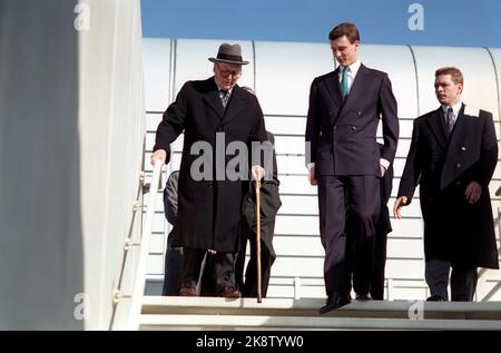 Kopenhagen 16. - 18. April 1990. Königin Margrethe von Dänemark ist 50 Jahre alt. Hier kommt König Olav Copenhagen an und wird am Flughafen von Prinz Joachim empfangen, was sicherstellt, dass der König nicht die Treppe fällt. Foto: NTB / NTB Bild # 1 von 4. Stockfoto