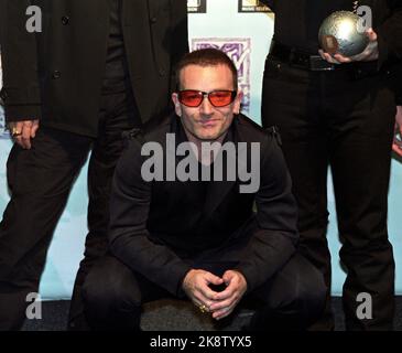 Rotterdam, Niederlande 19971106. Die Pop-Gruppe U2 war einer der Preisträger bei den „The 1997 MTV Europe Music Awards“ im Ahoy Stadium. Frontfigur Bono (Paul David Hewson) Foto Lise Åserud / NTB / NTB Stockfoto