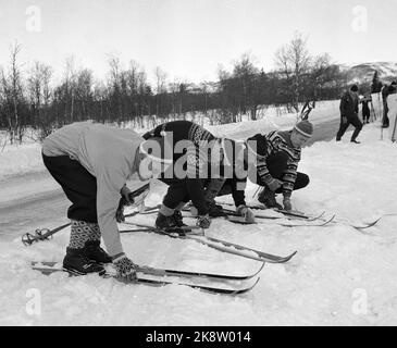 Beitostølen 19620323 unter der Leitung von Erling Stordahl und Håkon Brusveen finden in Beitostølen erstmals Skikurse für Blinde statt. Hier unterweisen Brusveen (TV) und Stordahl (neben ihm) den Blinden auf den Spuren. Foto: NTB / NTB Stockfoto