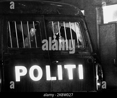 Oslo 19740110. Der Fall Lillehammer - Prozess nach dem Mord an Ahmed Bouchiki in Lillehammer im Jahr 1973. Sechs israelische Agenten werden wegen Beteiligung an vorsätzlichem Mord angeklagt. Polizeiauto mit Angeklagten auf dem Weg zum Gerichtssaal. Foto: NTB / NTB Stockfoto