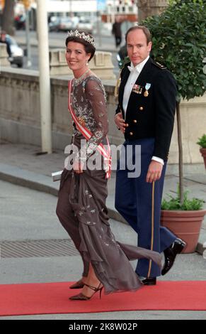 Stockholm 199604: König Carl XVI Gustaf 50 Jahre - mehrere Tage der jährlichen Party für Schwedens König. Gallafest im Schloss. Königliche Gäste kommen an. Das Bild: Prinzessin Caroline und Erbprinz Albert von Monaco. Foto: Bjørn Sigurdsøn / NTB / NTB Stockfoto