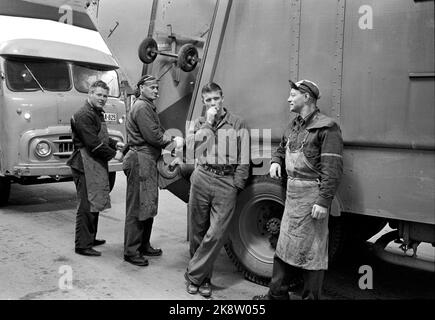 Oslo im Herbst 1965. Oslo Cleaning Work hat 104 Müllwagen, und Reinigungskräfte leeren zwei- bis dreimal pro Woche 70.000 Mülltonnen, das sind fast 90.000 Tonnen Haushaltsmüll pro Jahr. Davon sind 10-12 Tonnen Lebensmittelrückstände, und ein nicht unbedeutender Teil sind gefährliche Abfälle. Hier gönnen sich die Sanierungshelfer - oder die Müllfahrer, die sie lieber genannt werden - eine Raucherpause und ein Plausch. Foto: Sverre A Børretzen / Aktuell / NTB Stockfoto