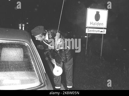Svinesund 19780924. Große Kontrolle an der Grenze. Die Grenze zwischen Schweden und Norwegen wurde praktisch hermetisch geschlossen, als die norwegischen und schwedischen Tollvensen alle verfügbaren Truppen in Südnorwegen einsetzten. Foto: Bjørn Sigurdsøn NTB / NTB Stockfoto
