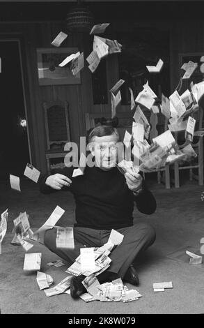 Trysil 19720212. Autor Dagfinn Grønoset hat eine Hütte in den Trysilwäldern mit seinem eigenen Poeten-Hohlraum gekauft. Hier traf er Anna, die mit dem Buch Anna in Ødemarka zum Bestseller des Jahres auf dem Buchmarkt wurde. Anna ist eine der anonymen Trägern des Anonymen auf einem kleinen Berghof am Lake of Ice in Femundsmarka. Hier mit netten Zeitungsberichten, von denen es viele gibt. Foto: Aage Storløkken Current / NTB Stockfoto