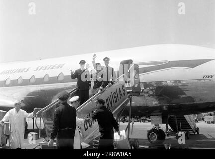 Kairo, Ägypten 19590515 Fliegender Teppich mit Jet. Urbound und Jet Age trafen sich in Ägypten, als SAS am 15. Und 16. Mai seine caravelle-Route zwischen Skandianvia und Kairo eröffnete. Zwischen der Pyramide und dem Jet ist eine riesige Schnalle in der Zeit und Entwicklung. Mit seinen neuen, schnellen Karavellen trägt SAS dazu bei, Menschen und Kontinente enger miteinander zu verbinden. Das erste gewöhnliche caravelle-JAW-Flugzeug von SAS wurde von Kapitän Erik Moltke-Hansen, Norwegen (Mitte), Chairman Tor Barreng, Norwegen (t.h) und seiner Partnerin Aage Lauersen, Dänemark, nach Istanbul geleitet. Foto: Asmund Rørslett / Current / NTB Stockfoto