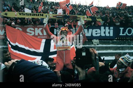 Seefeld, Österreich, 1985-01: Ski-Weltcup. Die Weltmeisterschaft 1985 war zumindest bis dahin die größte Erfolgsmeisterschaft für den norwegischen Skisport. Insgesamt nahmen die norwegischen Athleten 15 Medaillen ein, davon 5 Gold, 5 Silber und 5 Bronze. Das Bild: Per Bergerud nimmt am 20. Januar 1985 Gold in der Schanze im Bergisel. Jubel zum Sieg. Foto: Inge Gjellesvik / NTB / NTB - - BM orig DIAS COLORS - - Stockfoto