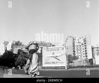 Kairo, Ägypten 19590515 Fliegender Teppich mit Jet. Urbound und Jet Age trafen sich in Ägypten, als SAS am 15. Und 16. Mai seine caravelle-Route zwischen Skandianvia und Kairo eröffnete. Zwischen der Pyramide und dem Jet ist eine riesige Schnalle in der Zeit und Entwicklung. Mit seinen neuen, schnellen Karavellen trägt SAS dazu bei, Menschen und Kontinente enger miteinander zu verbinden. Kairo stand eine ganze Woche lang auf dem Schild der Caravelle-Route. Auf einem offenen Platz im Zentrum hatten die Behörden SAS erlaubt, dieses auffällige Plakat aufsetzen zu können. Ein Gefallen, den bisher keine Fluggesellschaften erhalten haben. Foto: Asmund Rørslett / Current / NTB Stockfoto