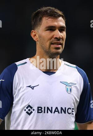 Bergamo, Italien, 23.. Oktober 2022. Alessio Romagnoli von der SS Lazio reagiert, als er sich für die Halbzeitpause des Serie-A-Spiels im Gewiss-Stadion in Bergamo in die Garderobe begibt. Bildnachweis sollte lauten: Jonathan Moscrop / Sportimage Stockfoto