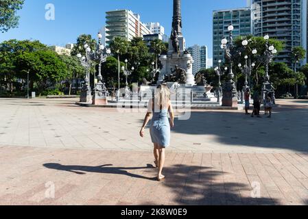 Frau geht in der Nähe von Salvador Touristenort. Das Denkmal der Helden der Kämpfe für die Unabhängigkeit von Stockfoto