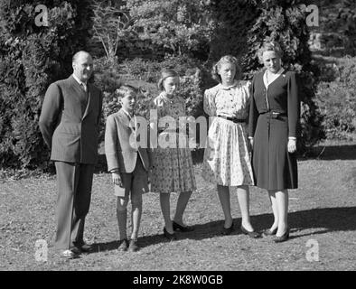 Asker 19460524. Die Kronprinzenfamilie fotografierte in Skaugum. Hier sehen wir (die Prinzessinnen mit gleichen Kleidern. Foto: NTB Archive / NTB Stockfoto