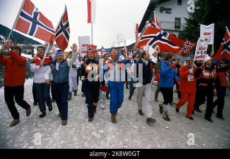 Seefeld, Österreich, 1985-01: Ski-Weltcup. Die Weltmeisterschaft bei Ski 1985 war die größte Erfolgssmeisterschaft für das norwegische Skifahren. Insgesamt nahmen die norwegischen Athleten 15 Medaillen ein, davon 5 Gold, 5 Silber und 5 Bronze. Picture: Norwegische Zuschauer während des Ski-Weltcups. Hier ist eine fröhliche Gruppe norwegischer Flaggen durch Seefelds Straßen. Foto: Inge Gjellesvik Stockfoto