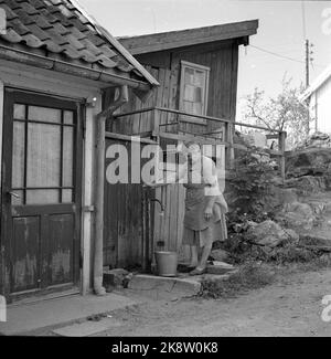 Drøbak 19470902 die Dürre und der Wassermangel im Sommer 1947 waren auch in Drøbak spürbar. Das Wasser war in Drøbak geschlossen, und jeder wurde dazu beordernet, Wasser in Eimern zu holen. FOTO: LYNAU / NTB / NTB Stockfoto