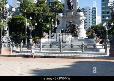 Frau geht in der Nähe von Salvador Touristenort. Das Denkmal der Helden der Kämpfe für die Unabhängigkeit von Stockfoto