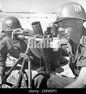 Ägypten 195702. Von 1957 bis 1967 wurden UN-Truppen auf dem Sinai eingesetzt, nachdem Israel den Sinai besetzt hatte (die Besatzung dauerte bis 1957). --- UN-Soldaten auf der Sinai-Halbinsel im Jahr 1957- un-Einsatztruppe auf der sinai-Halbinsel. Internationale UN-Truppen folgten dem israelischen Rückzug, und UN-Truppen wurden in der Sinai-Wüste eingesetzt, oft in der Nähe israelischer Stellungen. Bild: Bohrmaschine von 1. Bombenanschlägen aus KP. A. Huitfeldt. Die Ruinen sind Überreste ägyptischer Militäreinrichtungen, die die israelischen Streitkräfte vor dem Rückzug in die Stadt sprengten. Foto: Sverre A. Børretzen / Aktuell / NTB Stockfoto