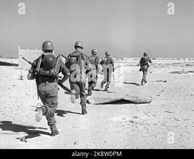 Ägypten 195702. Von 1957 bis 1967 wurden UN-Truppen auf dem Sinai eingesetzt, nachdem Israel den Sinai besetzt hatte (die Besatzung dauerte bis 1957). --- UN-Soldaten auf der Sinai-Halbinsel im Jahr 1957- un-Einsatztruppe auf der sinai-Halbinsel. Internationale UN-Truppen folgten dem israelischen Rückzug, und UN-Truppen wurden in der Sinai-Wüste eingesetzt, oft in der Nähe israelischer Stellungen. Bild: Bohrmaschine von 1. Bombenanschlägen aus KP. A. Huitfeldt. Die Ruinen sind Überreste ägyptischer Militäreinrichtungen, die die israelischen Streitkräfte vor dem Rückzug in die Stadt sprengten. Foto: Sverre A. Børretzen / Aktuell / NTB Stockfoto