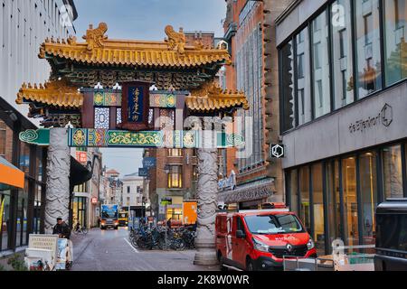 Das Eingangstor zu Chinatown im Zentrum von Den Haag, Niederlande Stockfoto