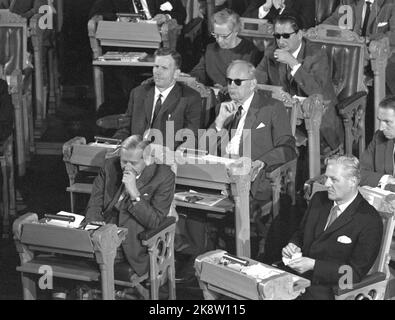 Oslo 19630928 'ROLLEBYTTE FOR ANNEN GANG' Parlamentarisk Drama i Stortinget. Erörterte Punkte i 30 Timer. Statsministeren heter igjen Einar Gerhardsen, etter at koalisjonsregjeringen til John Lyng ved Høyre, Kristelig Folkeparti, Venstre Og Senterpartiet gikk AV 25. september 1963. NRK fjernsyn tar opptak Fra hele erörterte Og formidler den til det norske Folk. Ihr Sitter John Lyng (H) i Stortinget (nederst th). Noen AV politikerne bruker solbriller pga det sterke lyset Fra lyskasterne NRK bruker ved opptak. Foto: Aage Storløkken / Aktuell / NTB Stockfoto