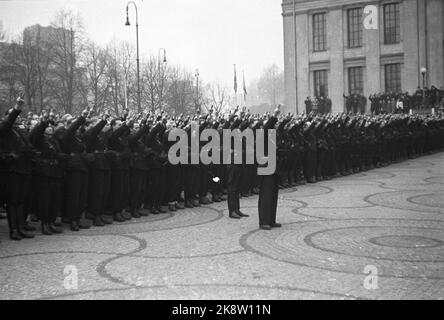Oslo 19411102. Hird Muster auf dem Universitätsplatz. 3000 Männer schwören auf NS-Führer Vidkun Qusling. Hirden in Oslo. Tun Sie den Nazi Gruß. Foto: Johnsen / NTB Stockfoto